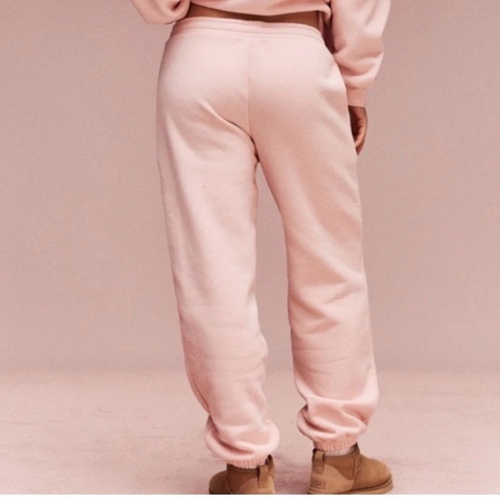 Parke Ballet Pink Sweatpants L/XL
*Sold out onlne*
Matching hoodie in my closet